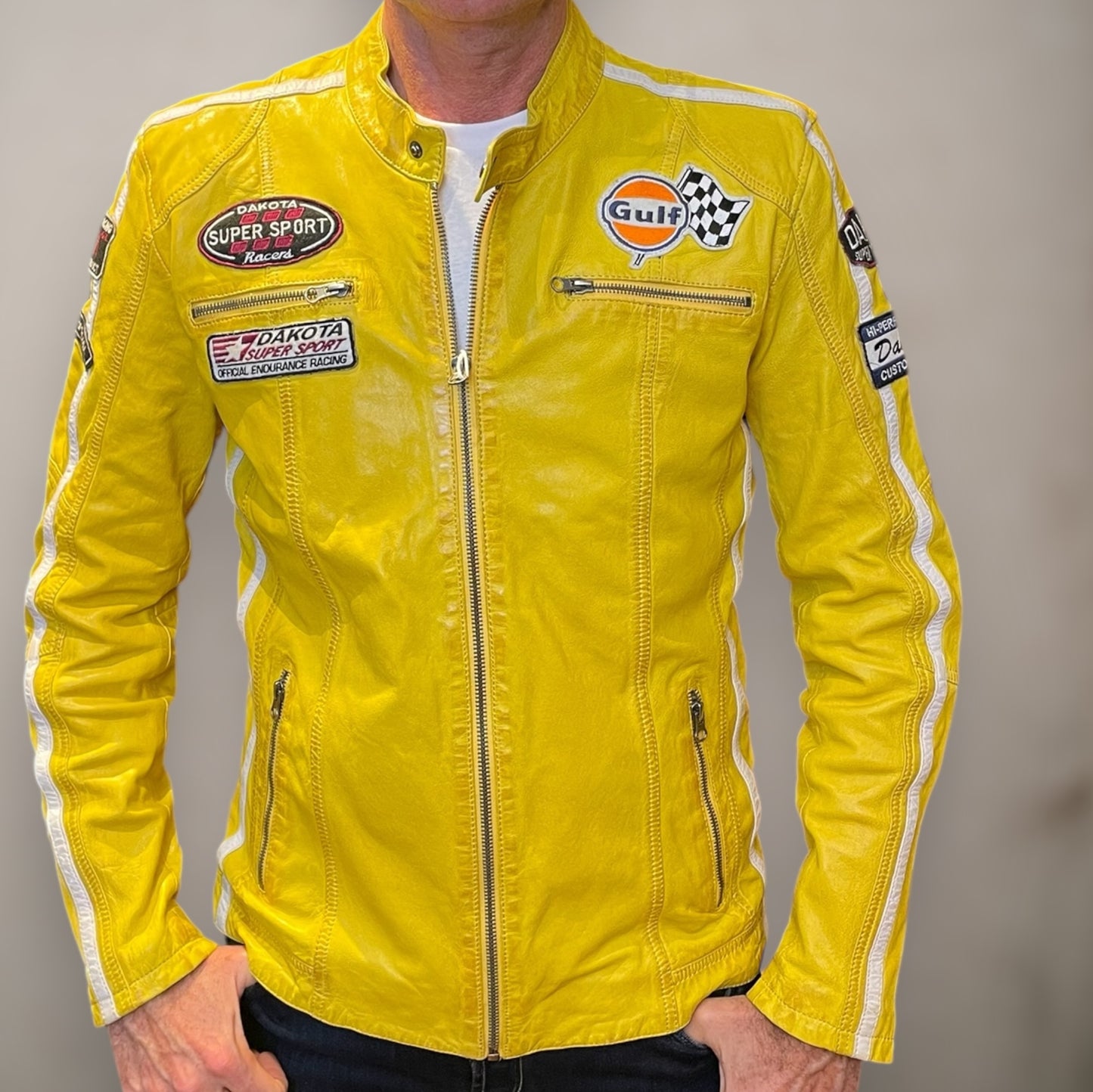 Giacca in pelle nera da motociclista