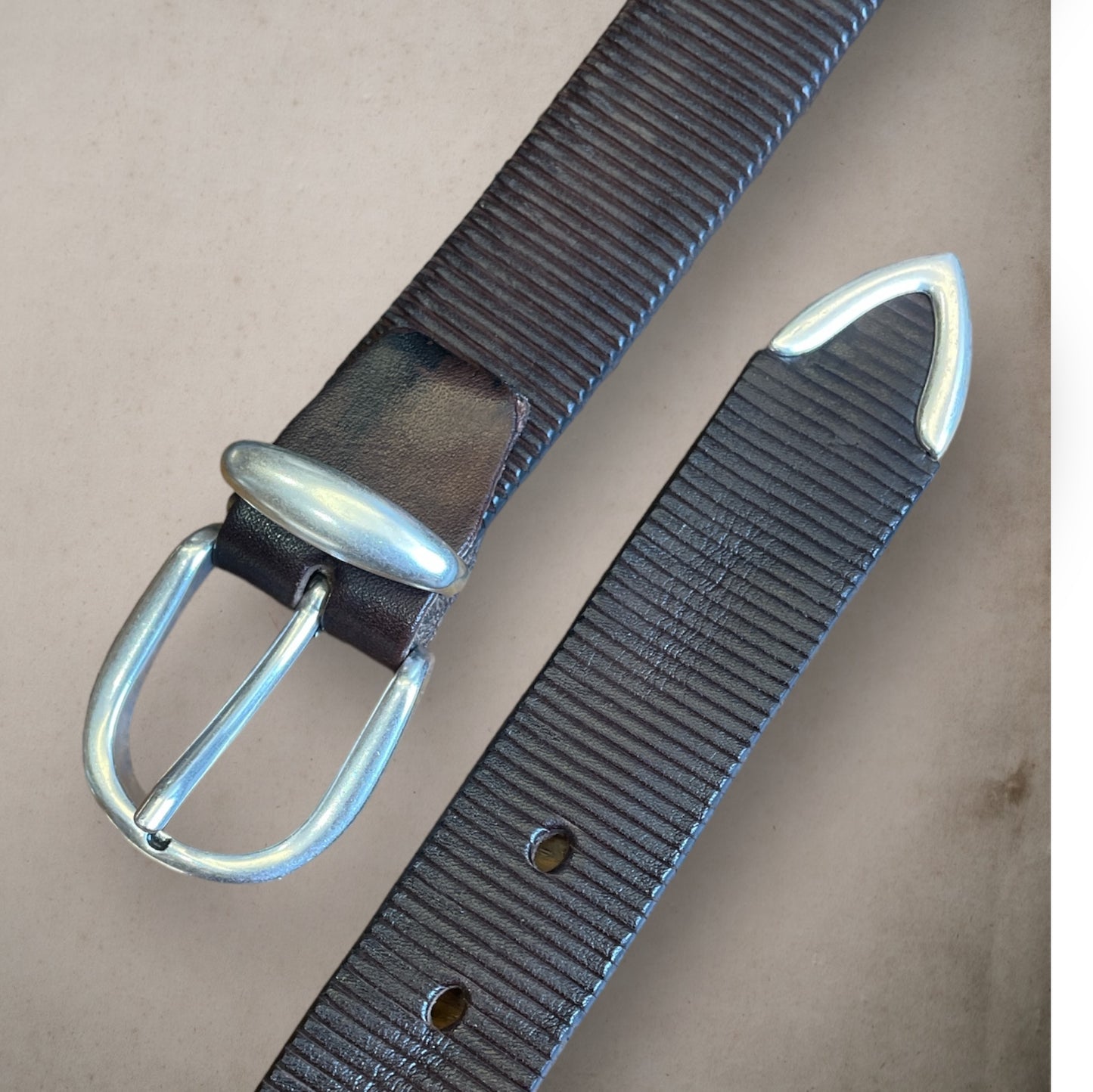 Cintura in pelle a righe con punta rifinita in metallo